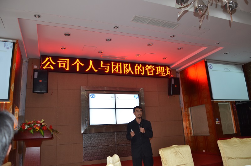 余教授正在教授讲课